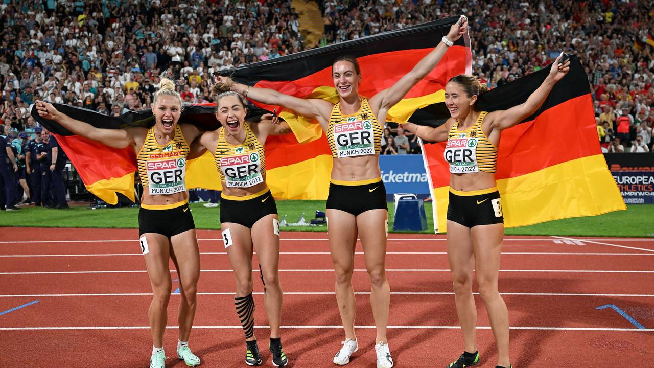 Lisa Mayer, Gina Lückenkemper, Alexandra Burghardt und Rebekka Haase aus Deutschland jubeln über den Sieg in der Sprintstaffel bei der Leichtathletik-EM.