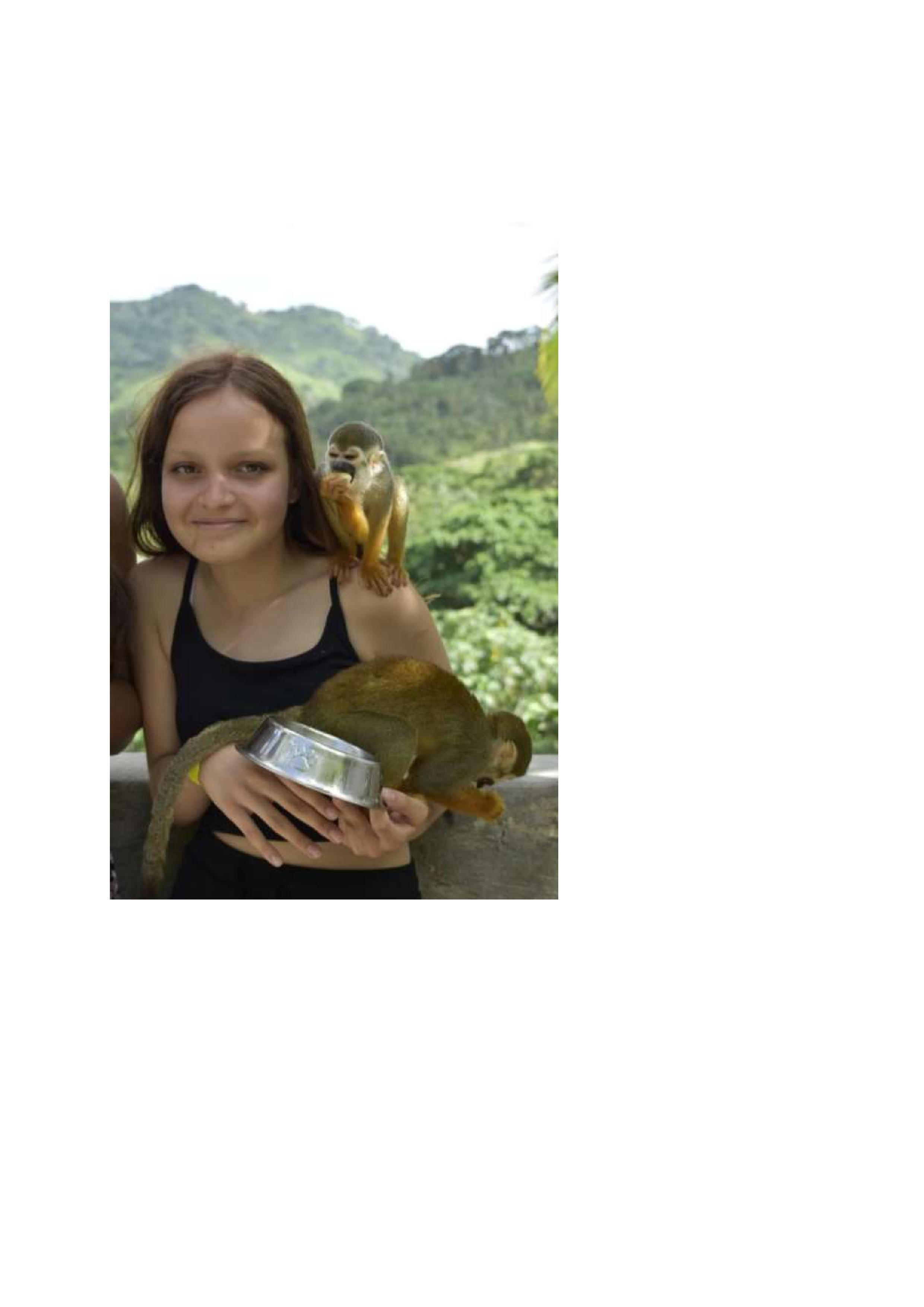 Die vermisste Eileen Langer auf einem Urlaubsfoto mit drei Affen.