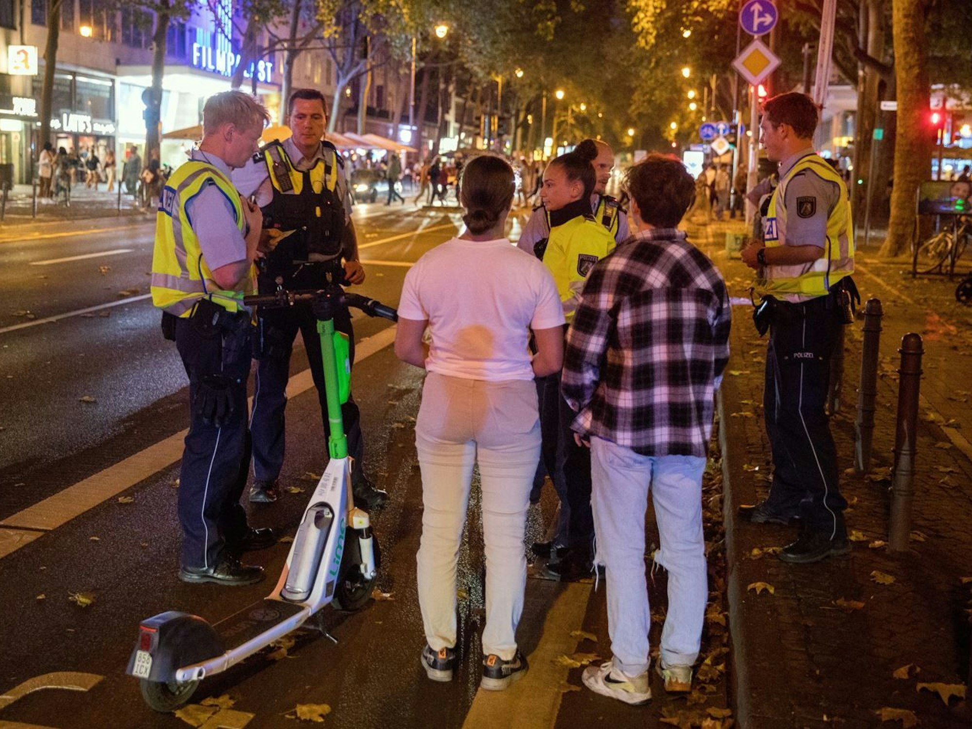 Polizei kontrolliert E-Scooter-Fahrer auf dem Hohenzollernring in Köln.