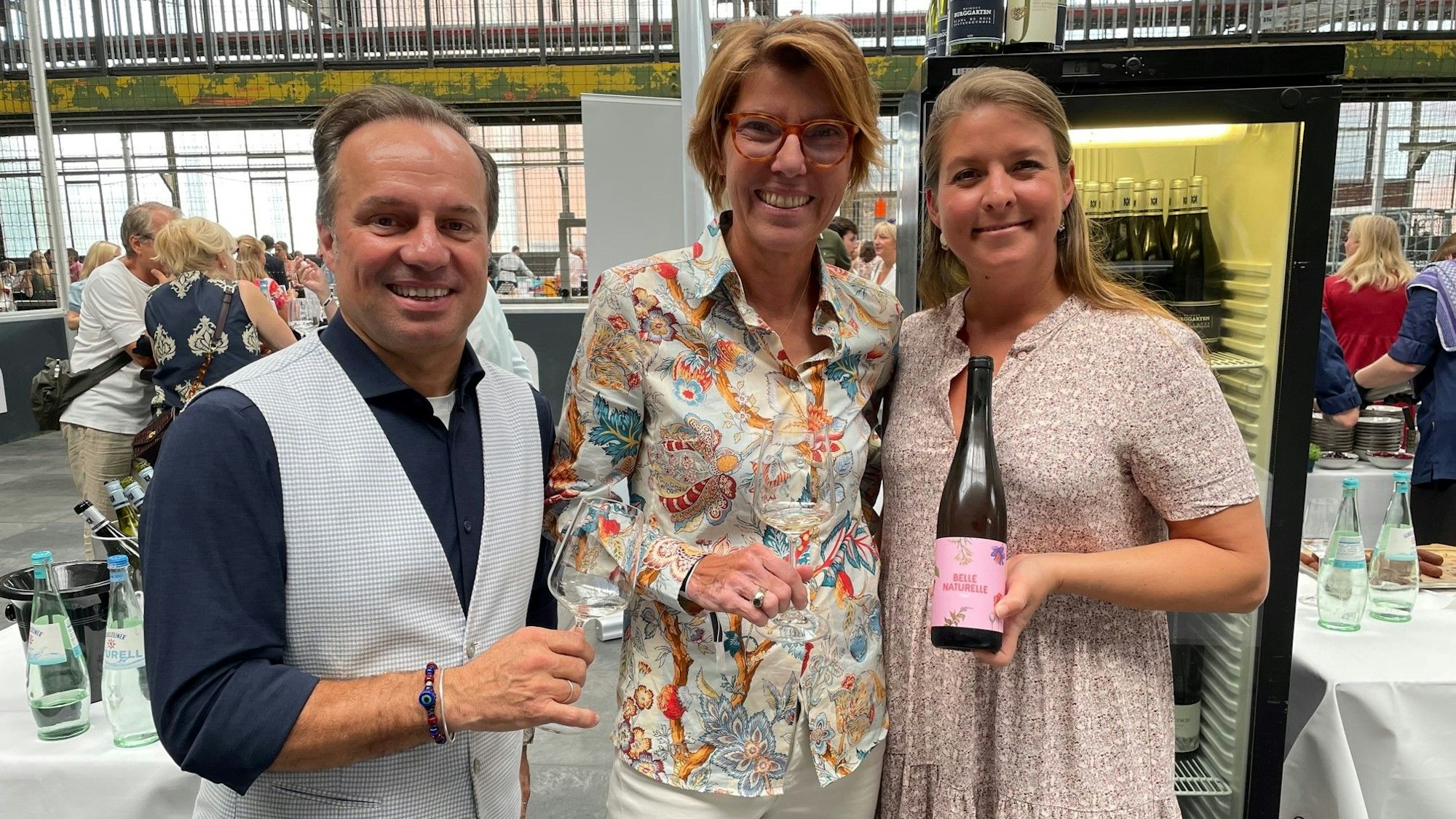 Bettina Böttinger steht mit Franz Gruber am Weinstand von Bettina Koller.