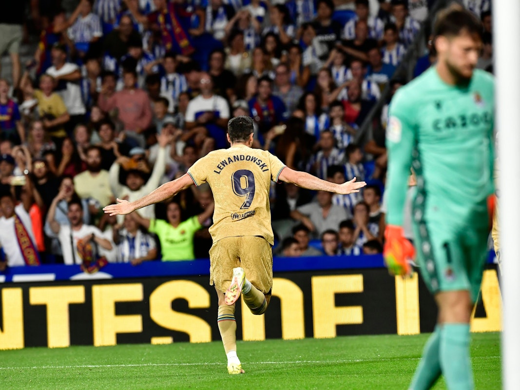 Robert Lewandowski dreht zum Torjubel ab, nachdem er seinen ersten Treffer für Barcelona erzielte.