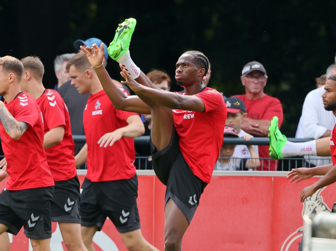 Kingsley Ehizibue (r.) beim Training des 1. FC Köln am 26. Juli 2022