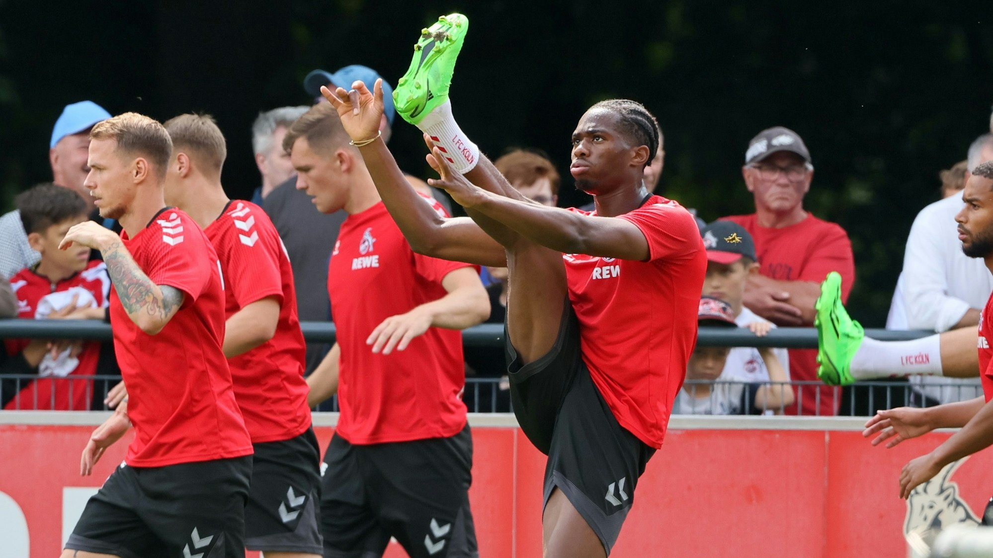 Kingsley Ehizibue (r.) beim Training des 1. FC Köln am 26. Juli 2022