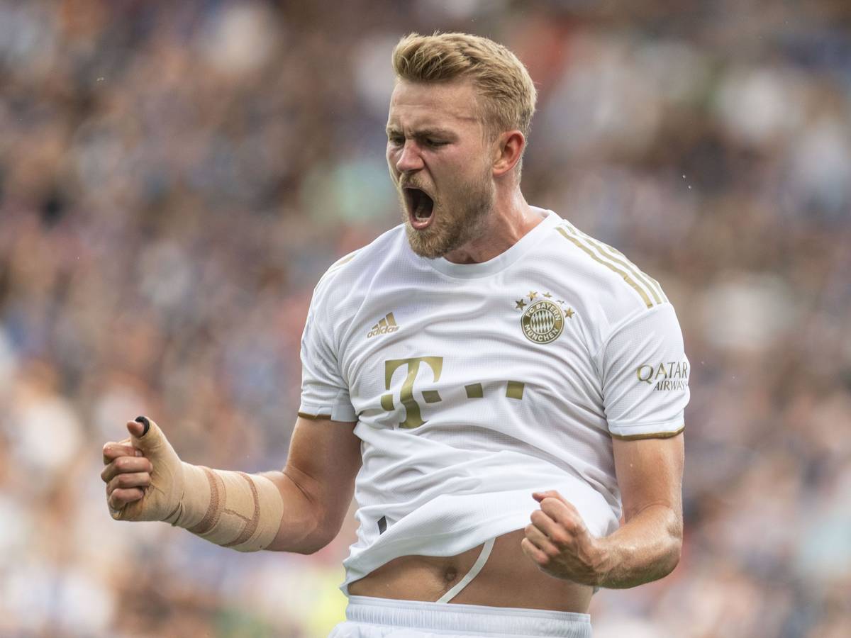 Matthijs de Ligt bejubelt seinen ersten Treffer für den FC Bayern München in Bochum.