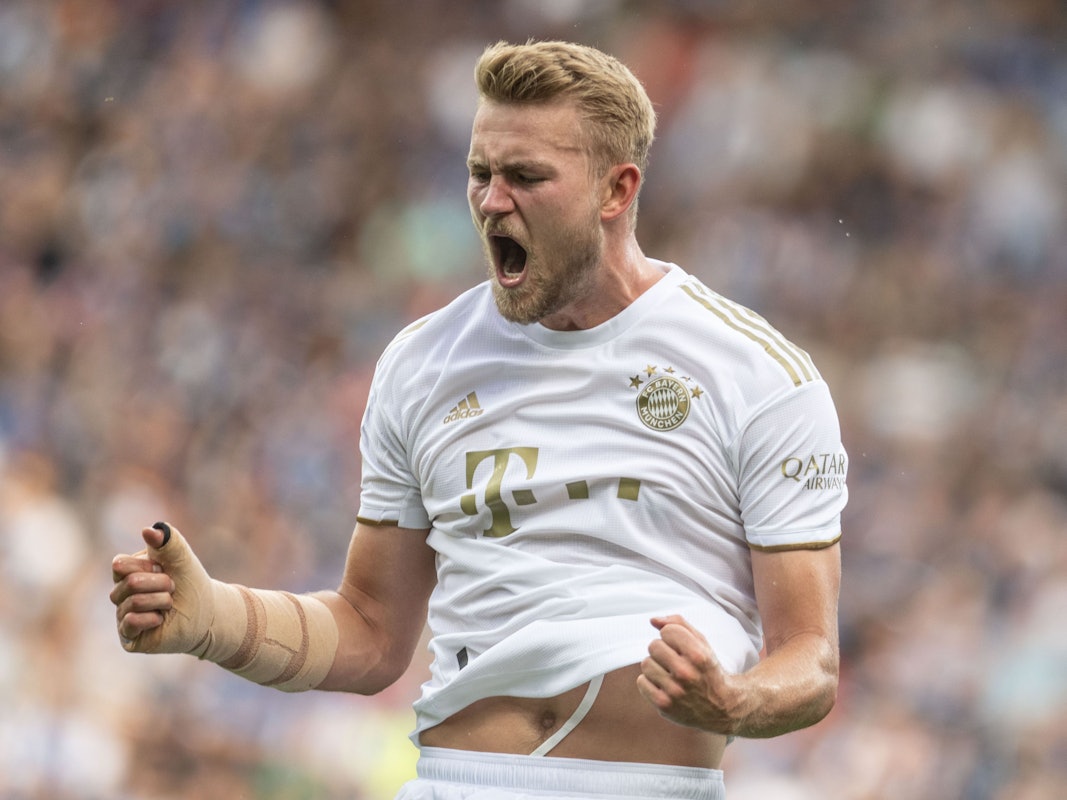 Matthijs de Ligt bejubelt seinen ersten Treffer für den FC Bayern München in Bochum.