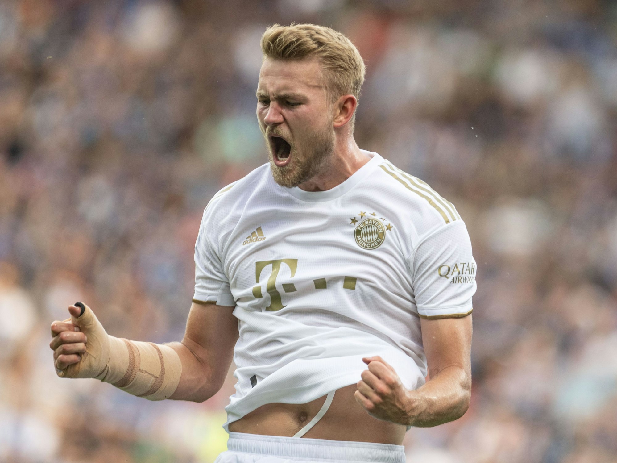 Matthijs de Ligt bejubelt seinen ersten Treffer für den FC Bayern München in Bochum.