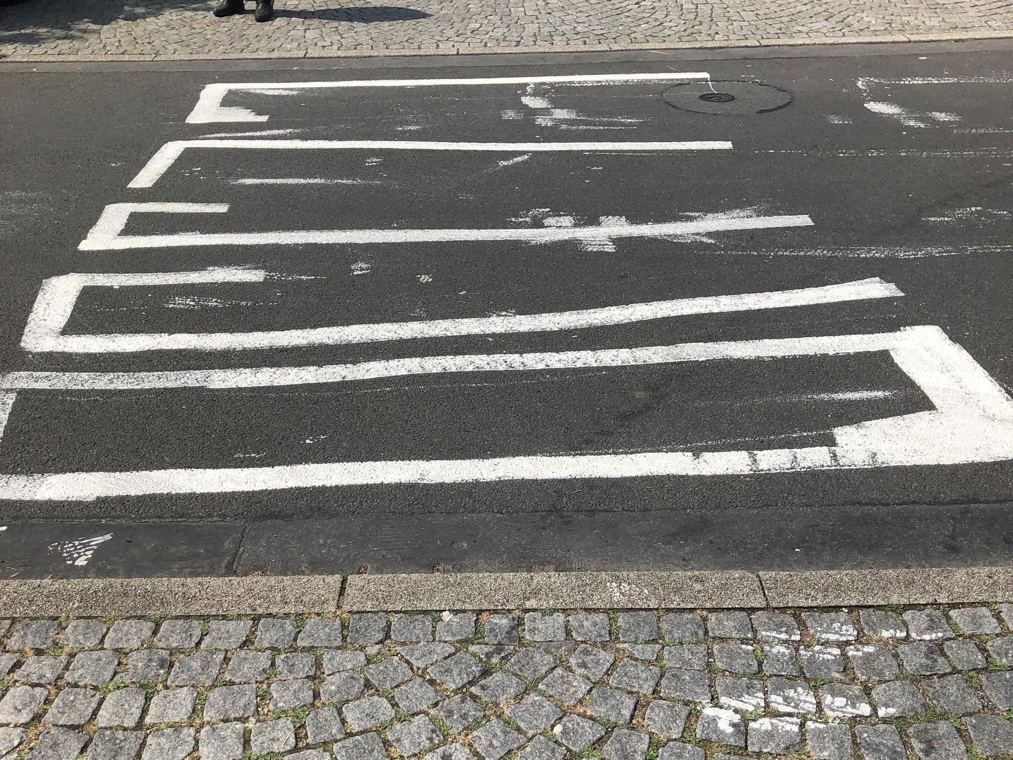 Ein falscher Zebrastreifen auf einer Straße.