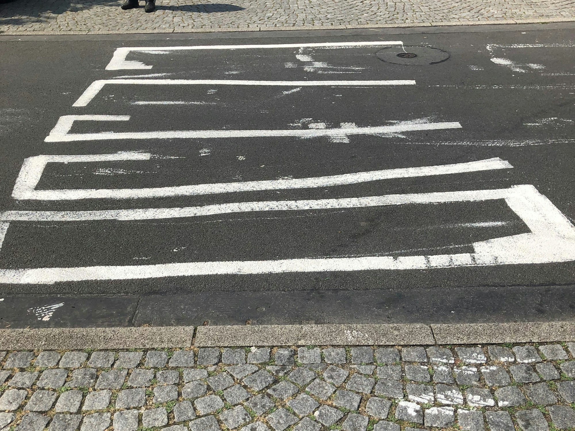 Ein falscher Zebrastreifen auf einer Straße.