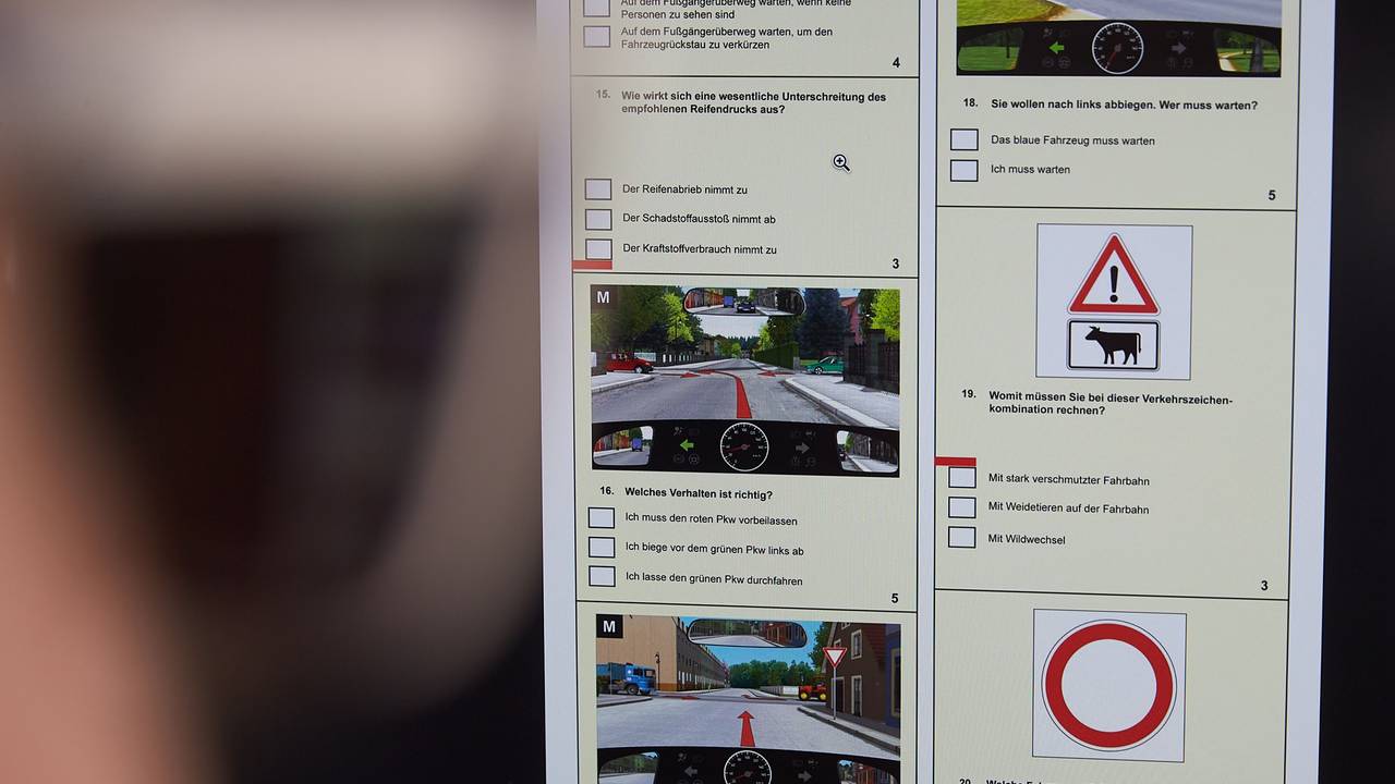 Ein junger Mann füllt am Computer einen Bogen zur Führerscheinprüfung aus (gestellte Szene).