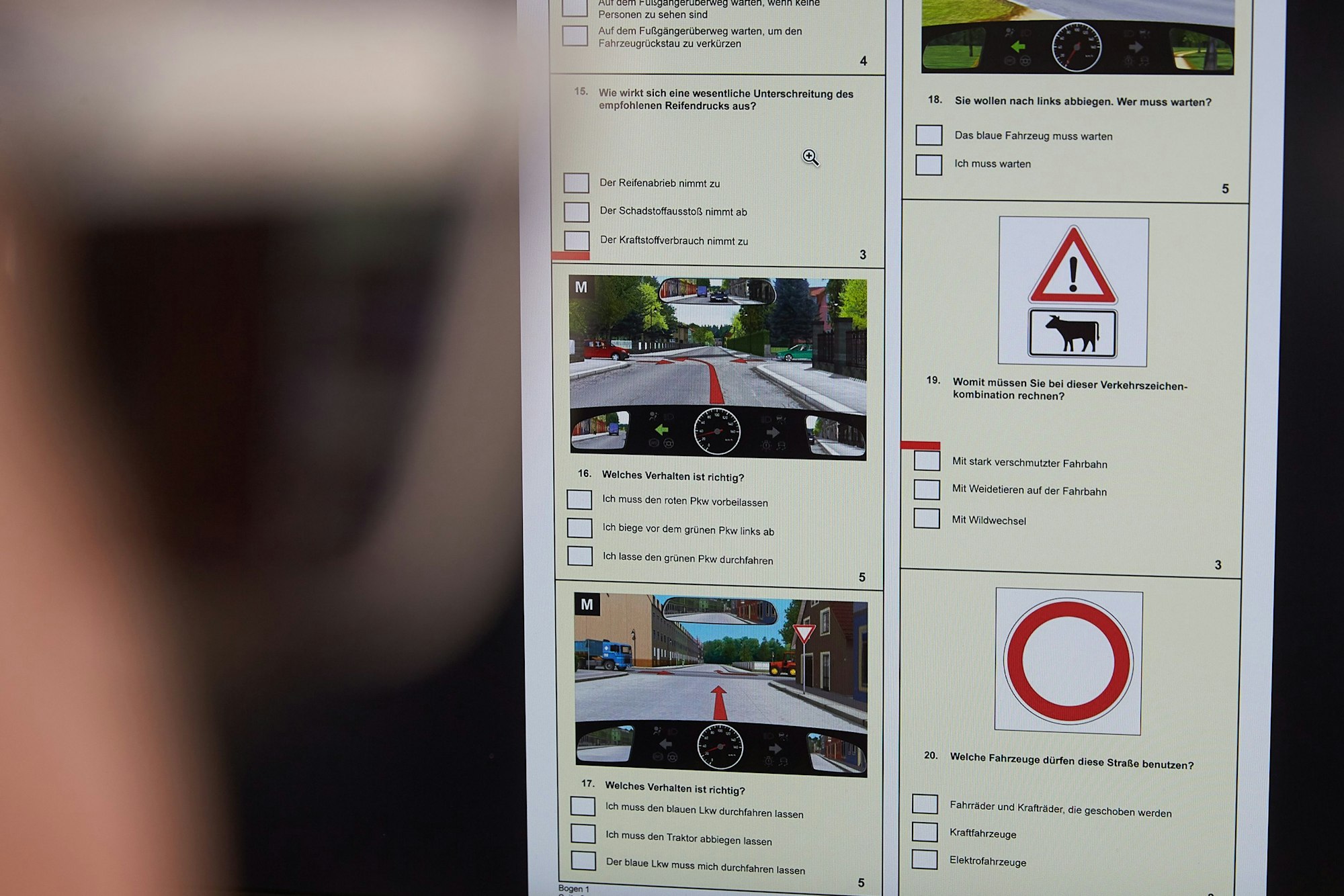Ein junger Mann füllt am Computer einen Bogen zur Führerscheinprüfung aus (gestellte Szene).