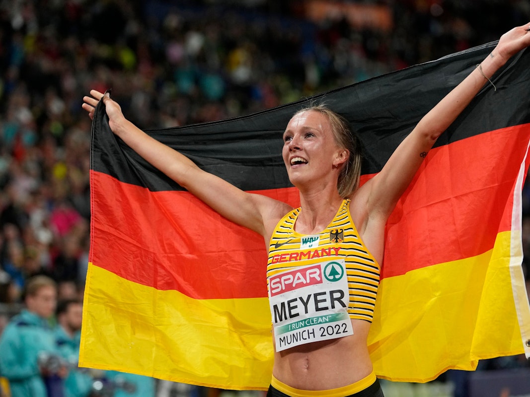 Lea Meyer holte Silber und feierte mit der deutschen Fahne in München.