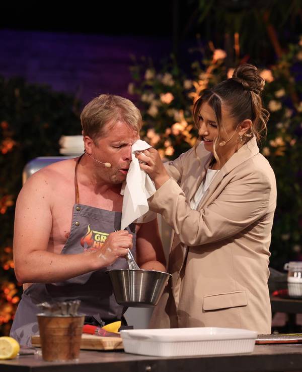 Laura Wontorra steht Oliver Pocher beim Sommerspecial von Grill den Henssler zur Seite.