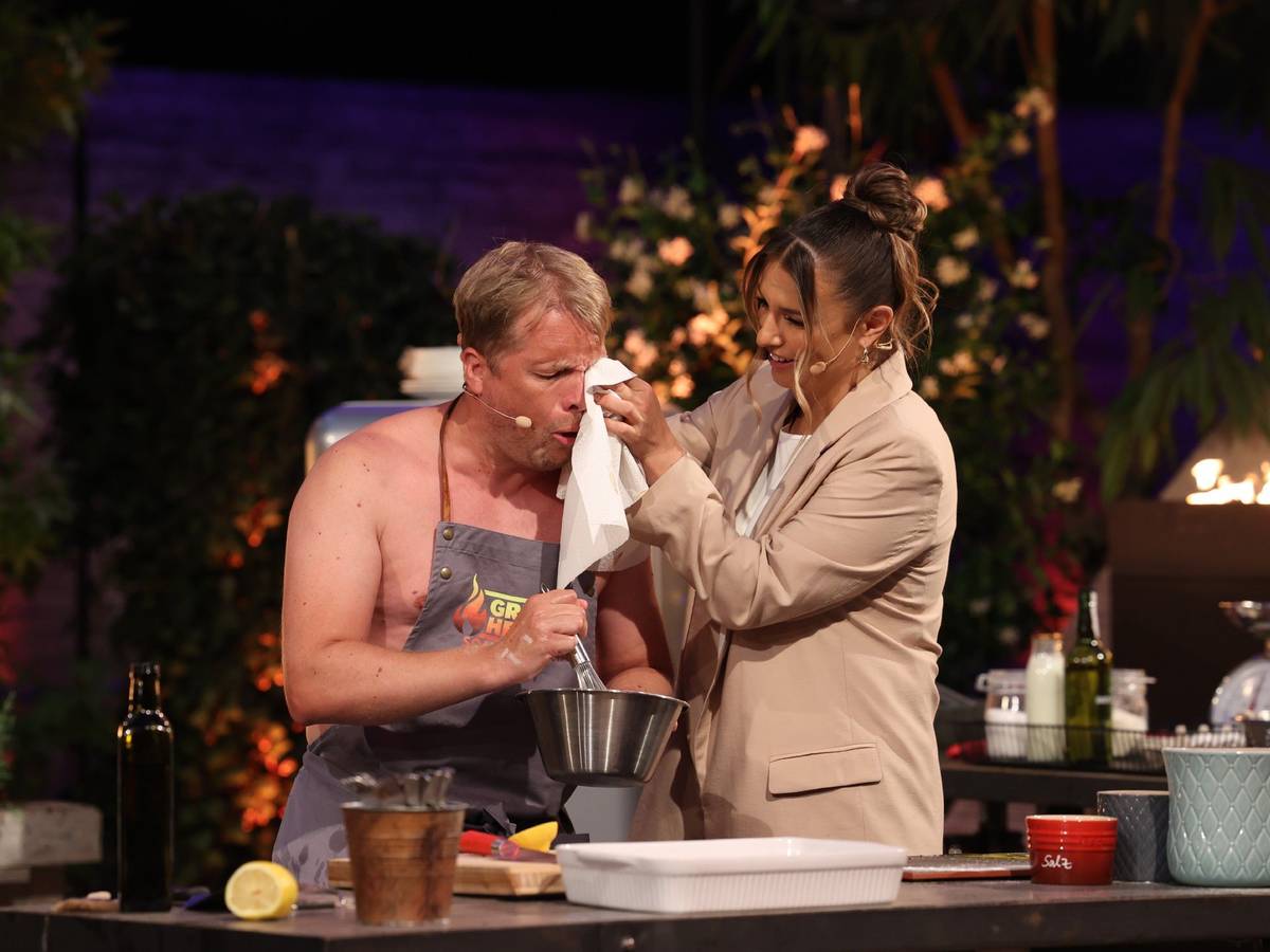 Laura Wontorra steht Oliver Pocher beim Sommerspecial von Grill den Henssler zur Seite.