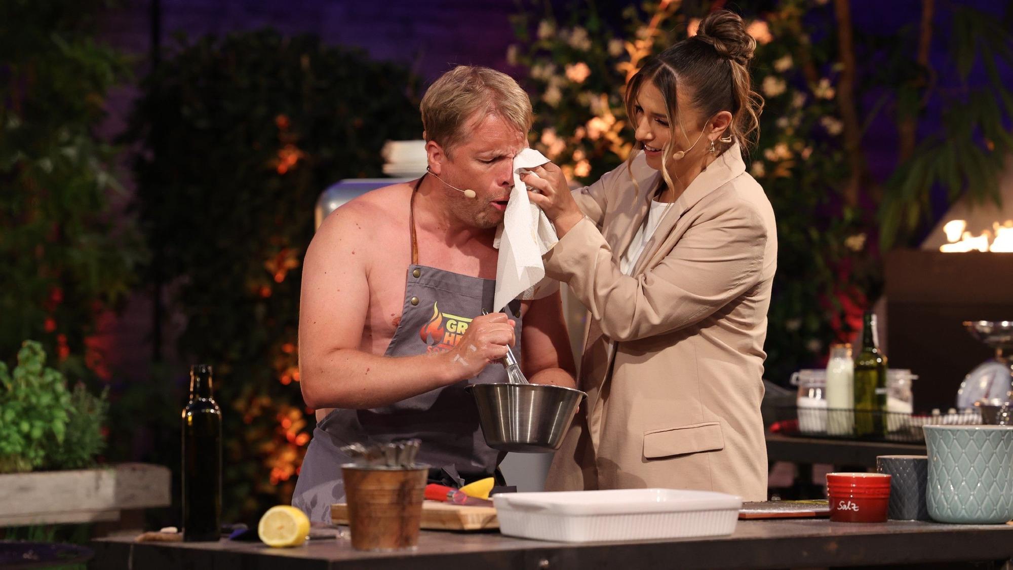 Laura Wontorra steht Oliver Pocher beim Sommerspecial von Grill den Henssler zur Seite.