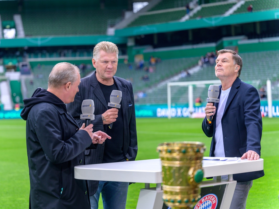 Kommentator Markus Höhner spricht mit den Experten und Ex-Fußballprofis Stefan Effenberg und Thomas Helmer.