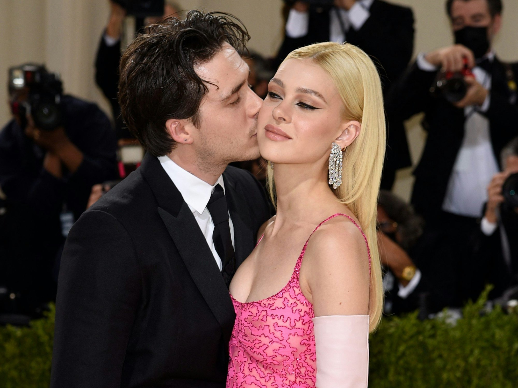 Brooklyn Beckham (l) und Nicola Peltz kommen zur Benefizgala des Costume Institute des Metropolitan Museum of Art.