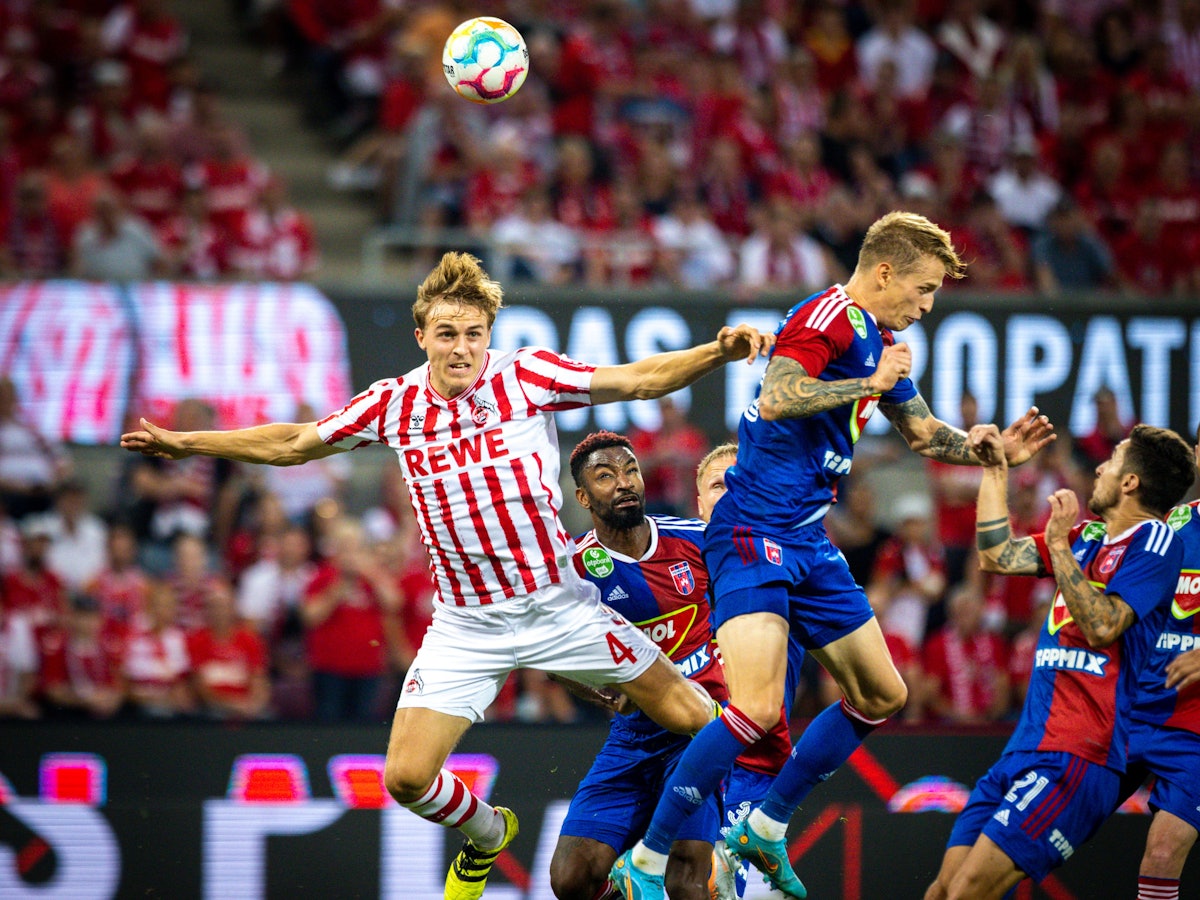 Timo Hübers (l.) im Kopfball-Duell mit Artem Shabanov im Playoff-Hinspiel zwischen dem 1. FC Köln und dem Fehérvár FC (18. August 2022).