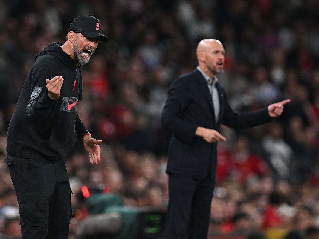 Jürgen Klopp und Erik ten Hag gestikulieren beim Gastspiel des FC Liverpool bei Manchester United am Spielfeldrand