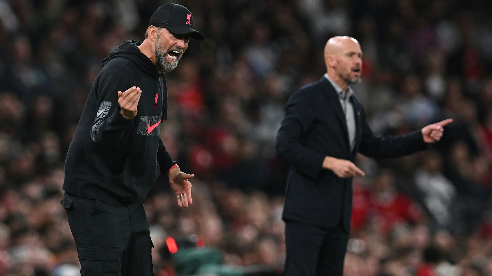Jürgen Klopp und Erik ten Hag gestikulieren beim Gastspiel des FC Liverpool bei Manchester United am Spielfeldrand