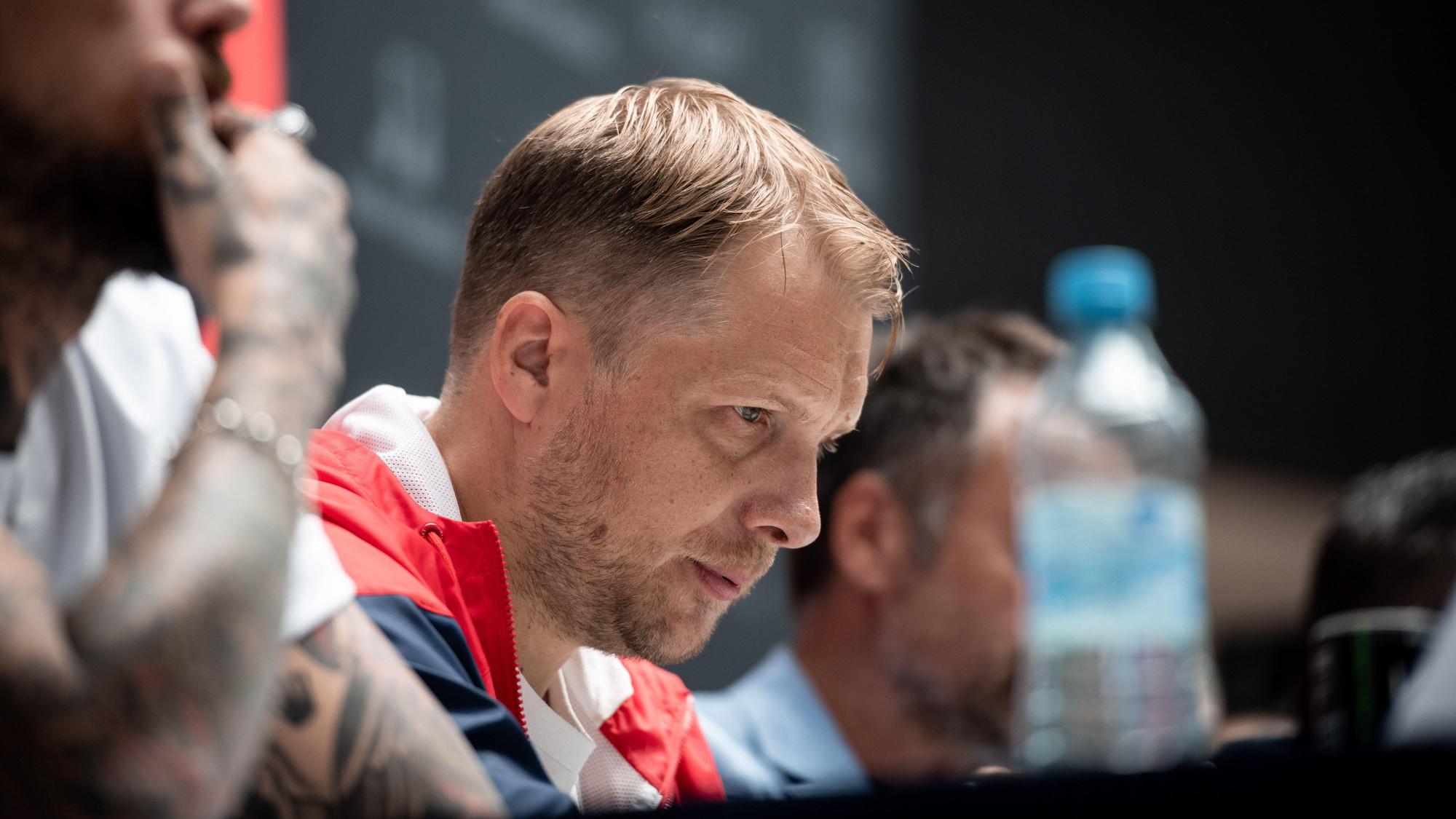 Oliver Pocher sitzt bei einer Pressekonferenz im Westfield Centro in Oberhausen auf einer Bühne.