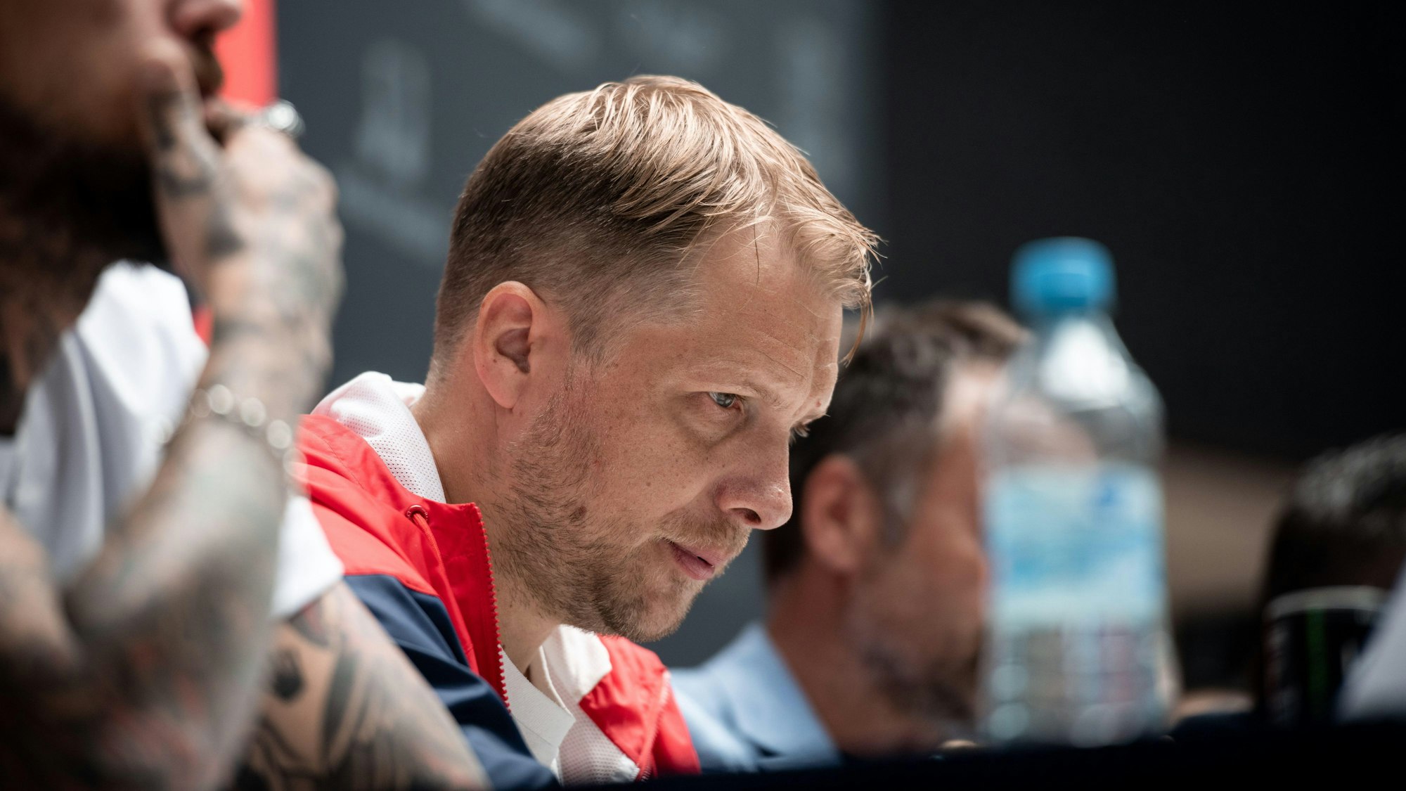 Oliver Pocher sitzt bei einer Pressekonferenz im Westfield Centro in Oberhausen auf einer Bühne.