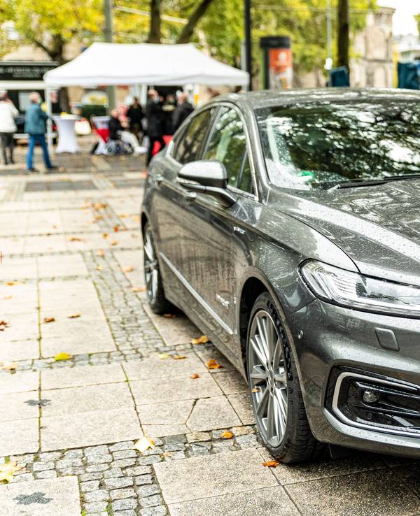 Der Dienstwagen der Oberbürgermeisterin der Stadt Köln steht auf dem Neumarkt.