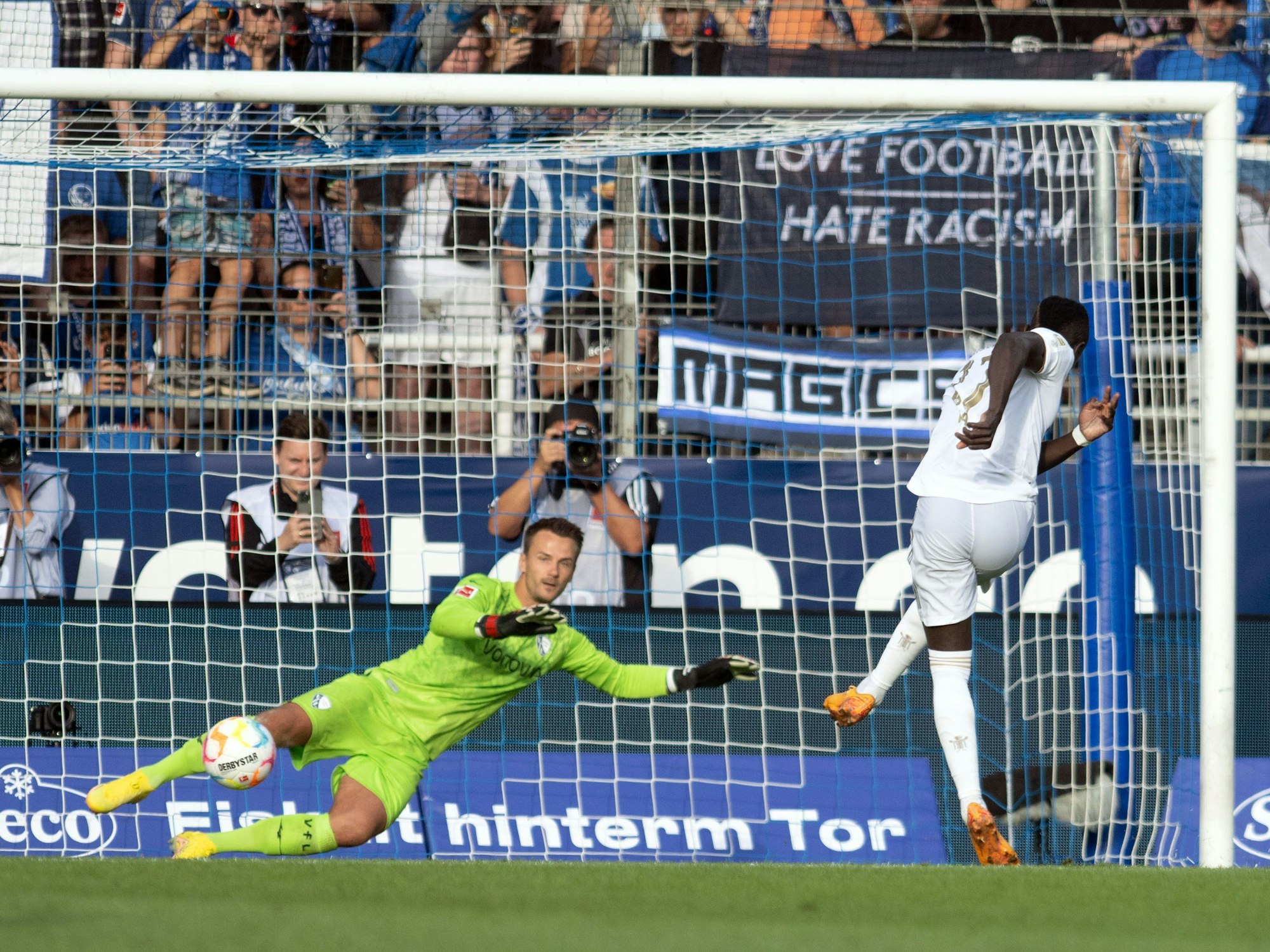 Sadio Mané (r) erzielt seinen Elfmetertreffer zum 5:0 gegen Torhüter Manuel Riemann.