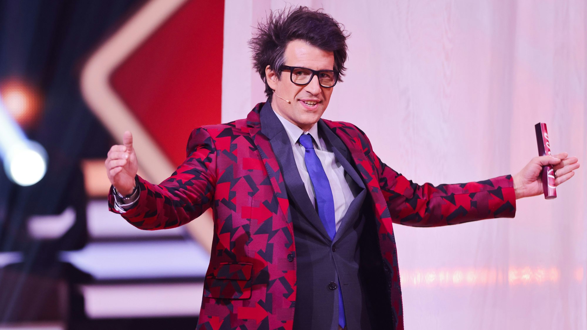 Daniel Hartwich, Moderator, trägt das Sakko von Juror Joachim Llambi in der RTL-Tanzshow "Let's Dance" im Coloneum.