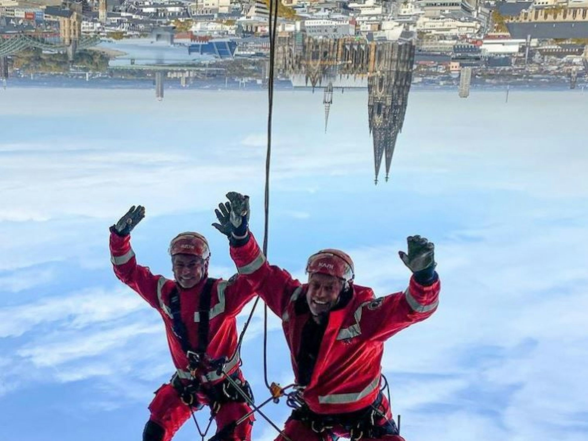 19. August 2022
Höhenretter der Feuerwehr Köln bei einer Übung auf dem Telekomhochhaus an der Sternengasse in Köln. 
Foto: Feuerwehr Köln