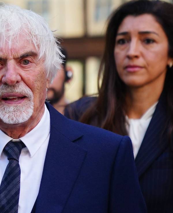 Der ehemalige Formel-1-Chef Bernie Ecclestone verlässt den Westminster Magistrates Court, wo er wegen Betrugs angeklagt ist.