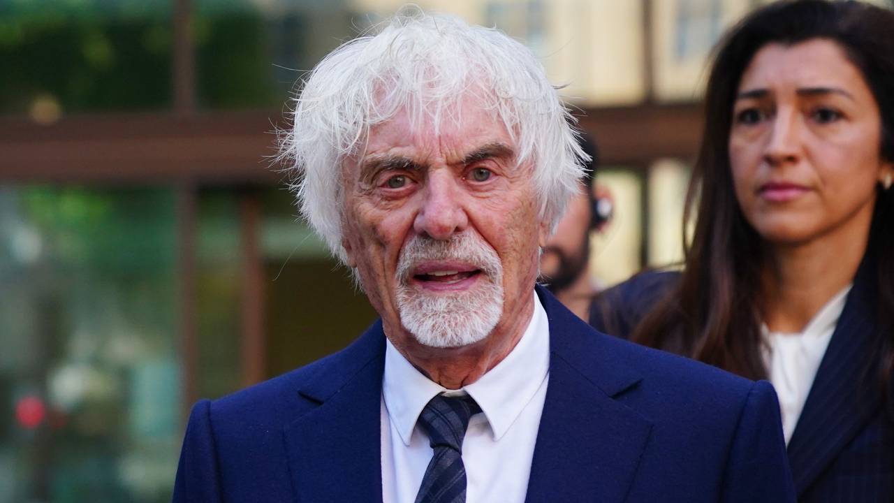 Der ehemalige Formel-1-Chef Bernie Ecclestone verlässt den Westminster Magistrates Court, wo er wegen Betrugs angeklagt ist.