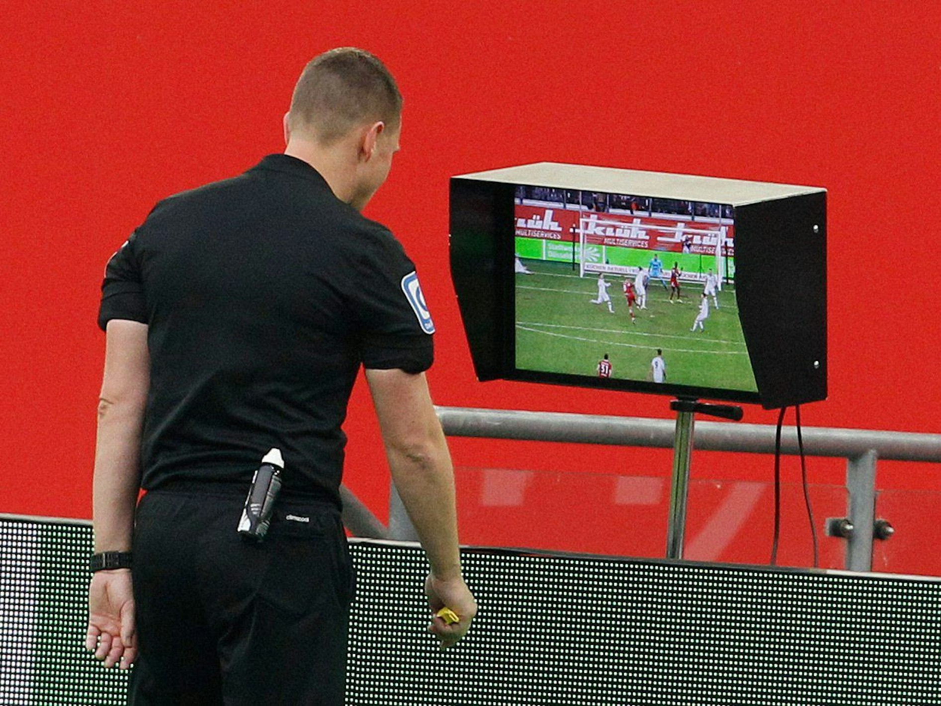 Schiedsrichter Robert Kampka überprüft einen Videobeweis.