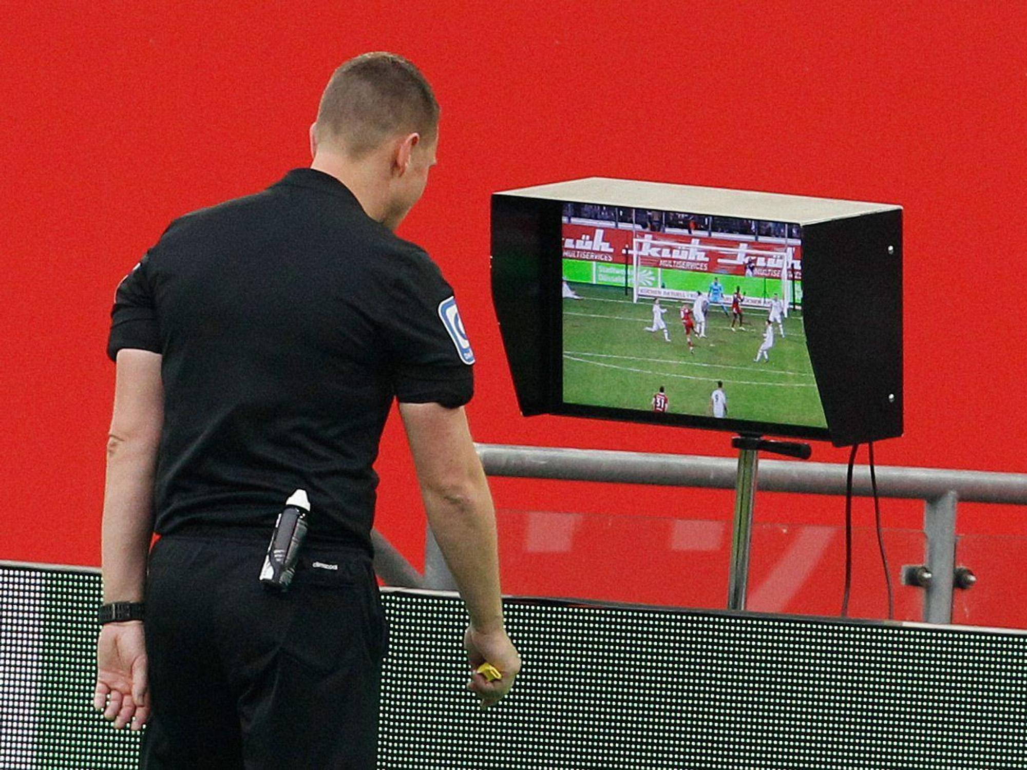 Schiedsrichter Robert Kampka überprüft einen Videobeweis.