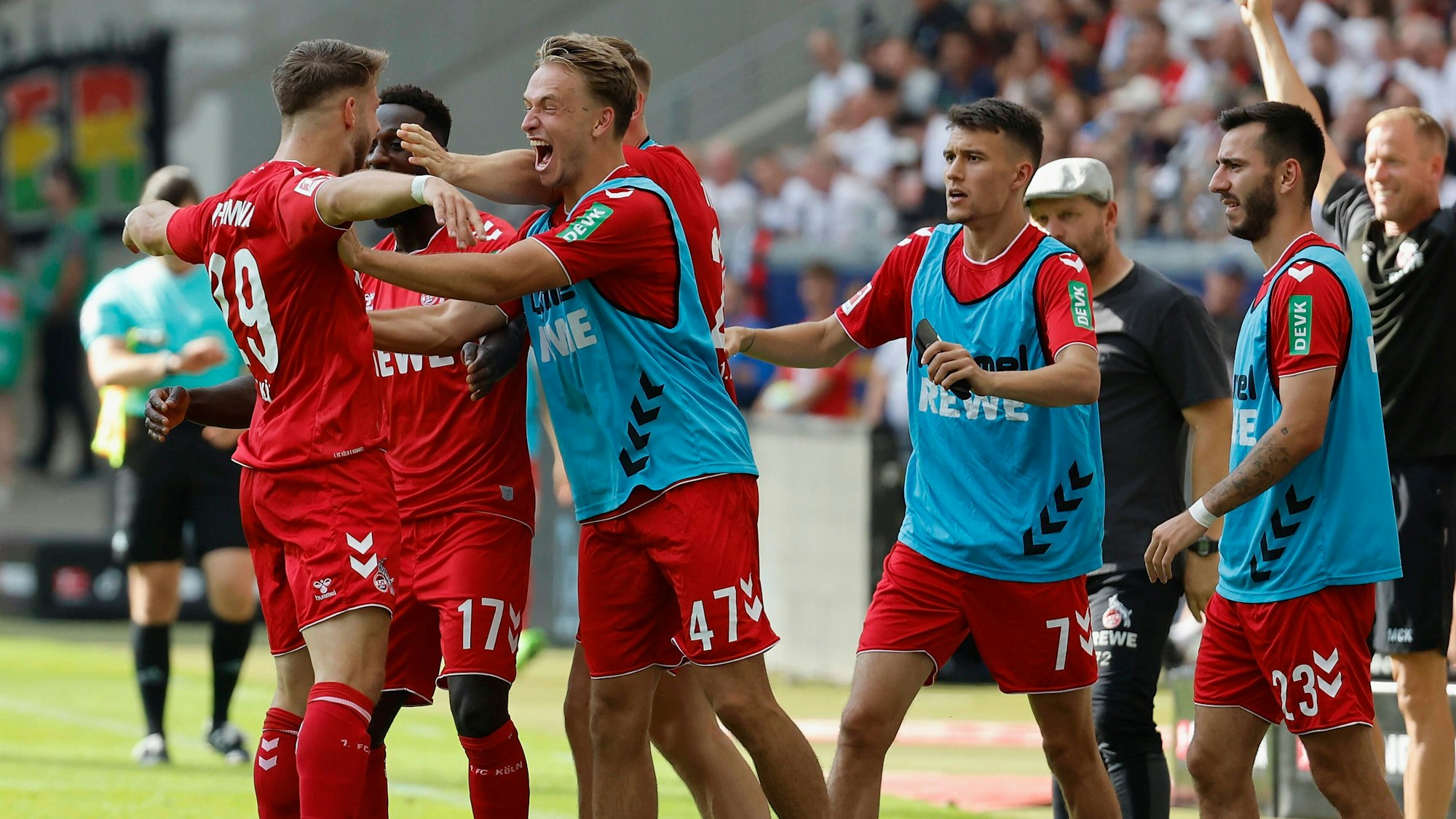Das Team des 1. FC Köln bejubelt den 1:1-Ausgleichstreffer von Jan Thielmann gegen Eintracht Frankfurt (21. August 2022).