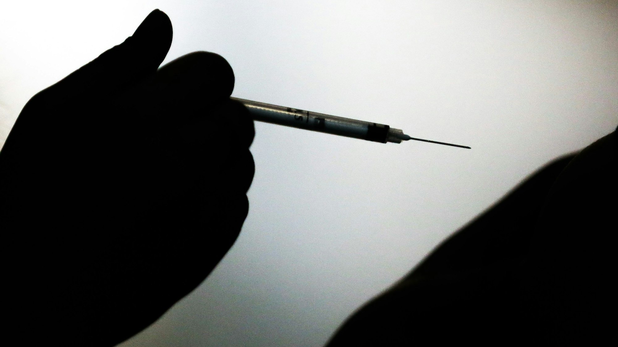 In Hagen hat ein 32-Jähriger einen 34-Jährigen mit einer Spritze angegriffen. Unser undatiertes Symbolfoto zeigt eine Spritze bei einer Impfung.