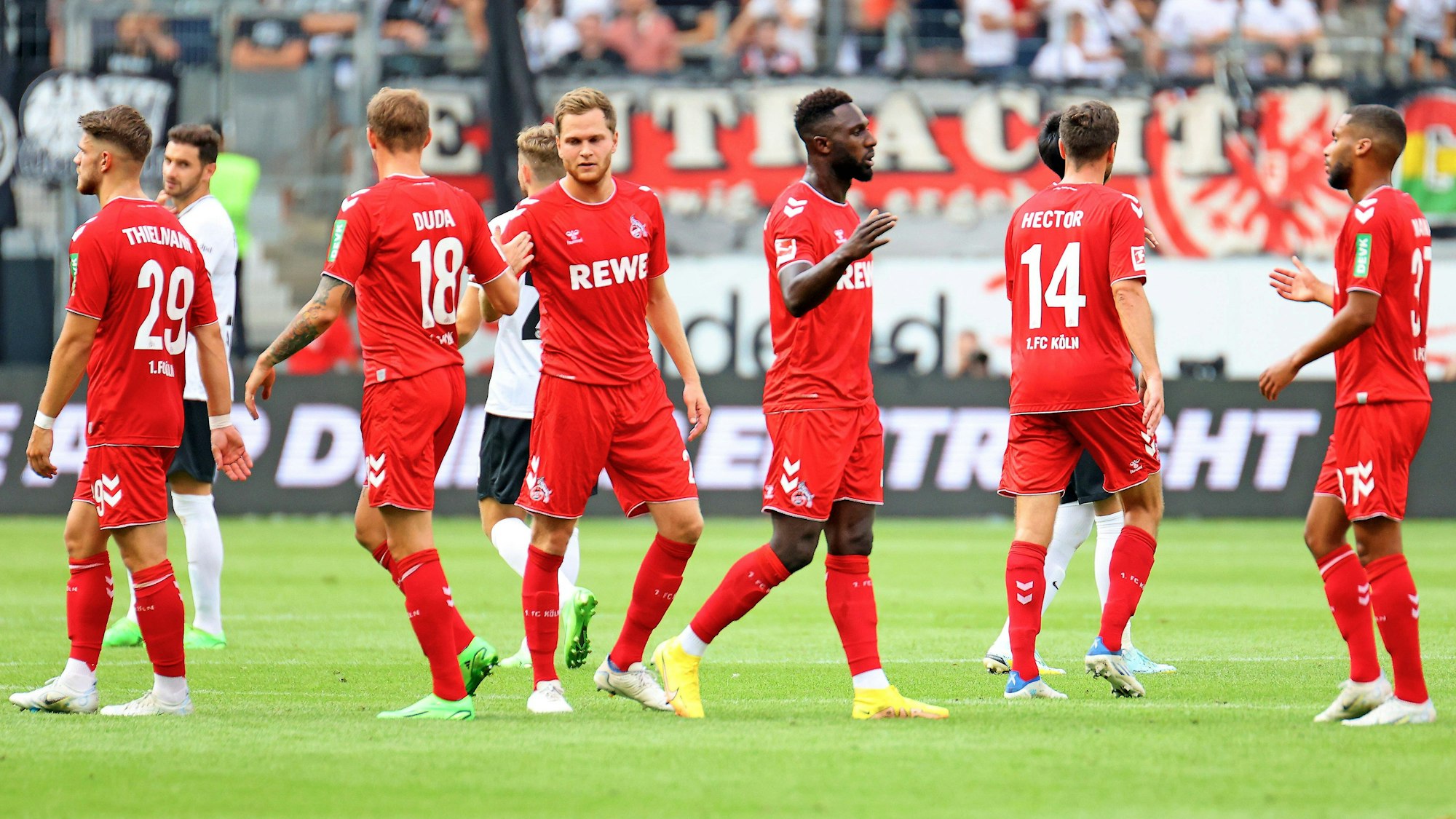 Die Profis des 1. FC Köln waren mit dem Punkt in Frankfurt (am 21. August 2022) zufrieden. Jetzt wartet das Rückspiel in den Conference-League-Playoffs.