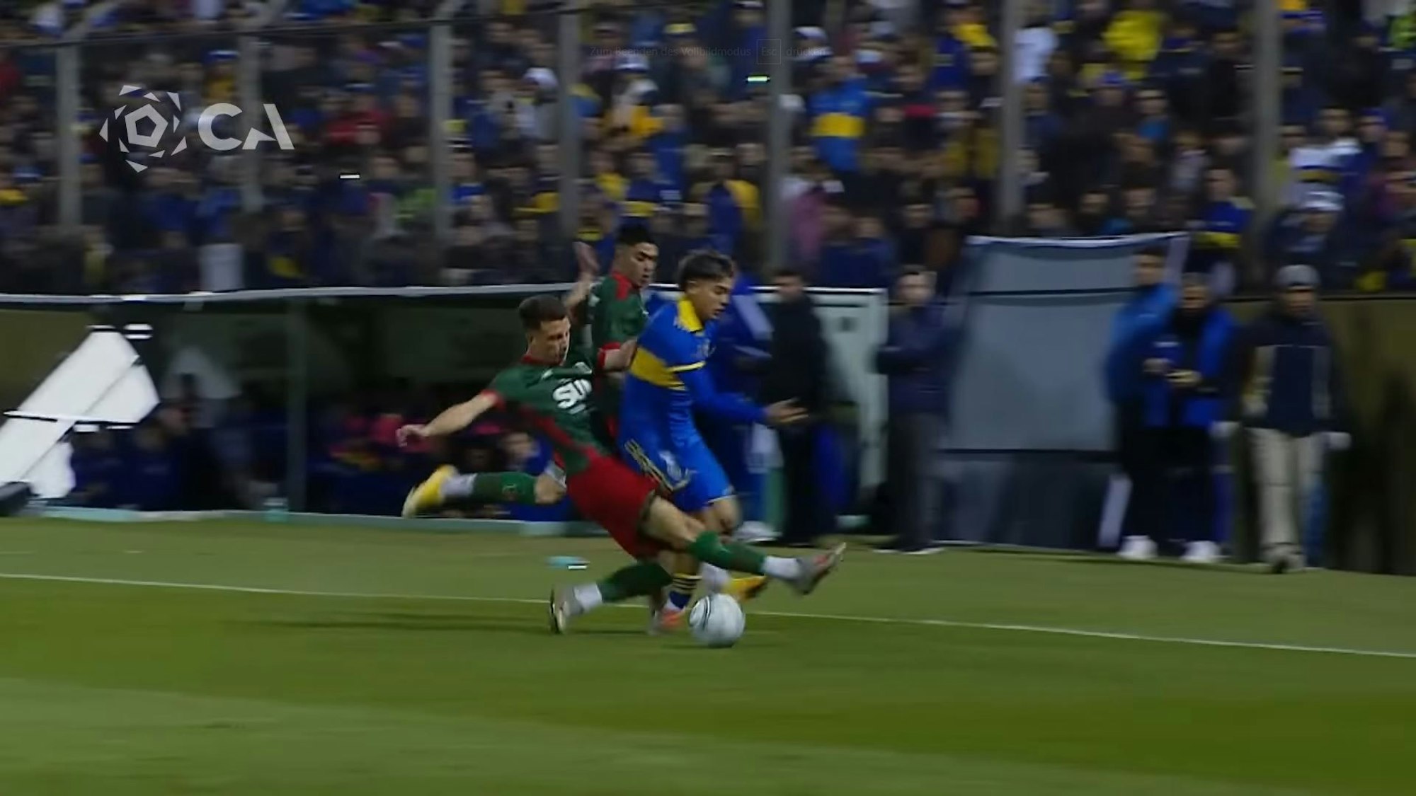 Im argentinischen Pokal grätscht Milton Leyendeker von CA Agropecuario Gegenspieler Exequiel Zeballos um. Wegen des Fouls und möglicher Verstrickungen ins Wett-Milieu ermittelt jetzt die Staatsanwaltschaft.