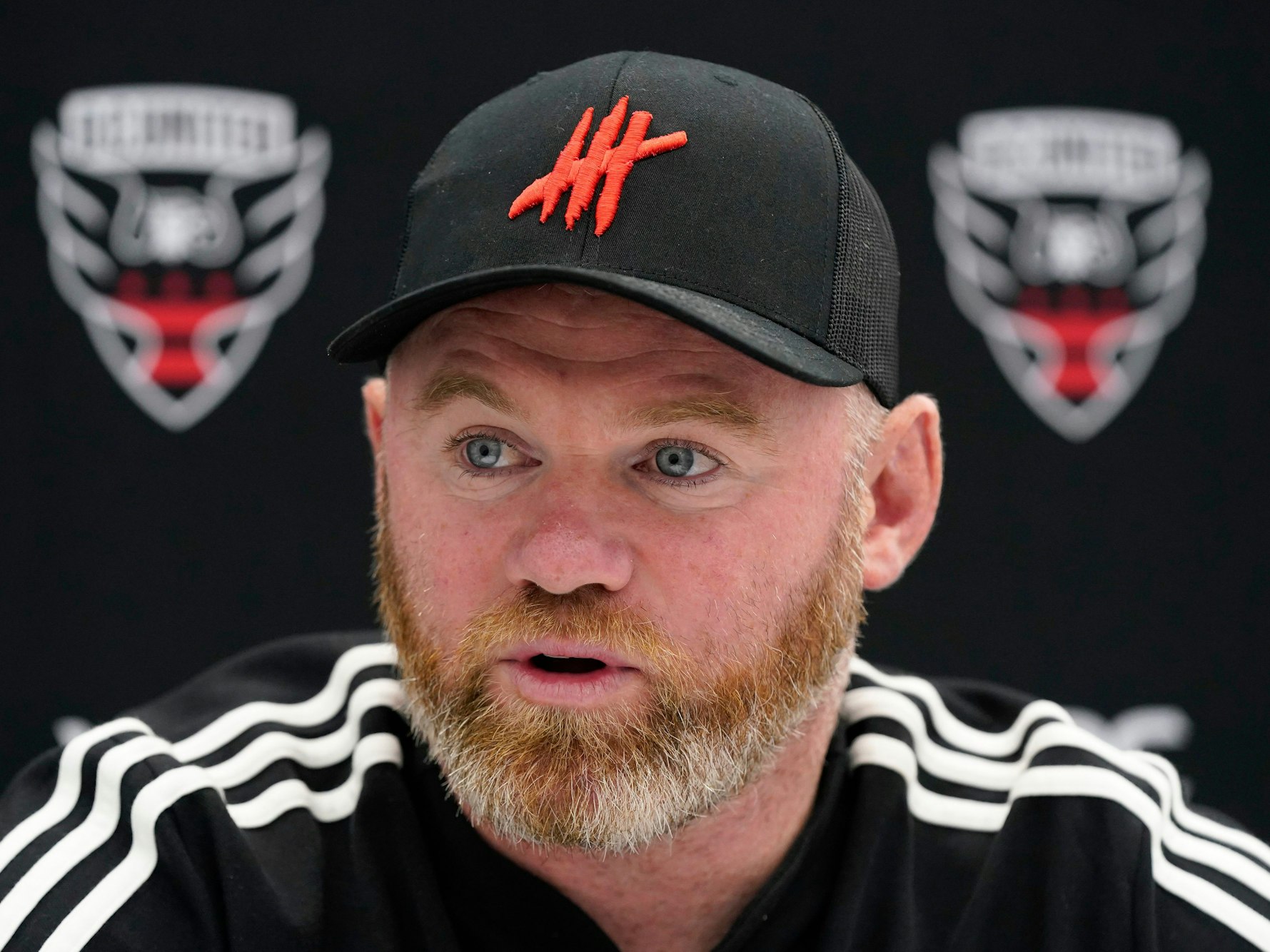 Wayne Rooney spricht während einer Pressekonferenz von D.C. United.