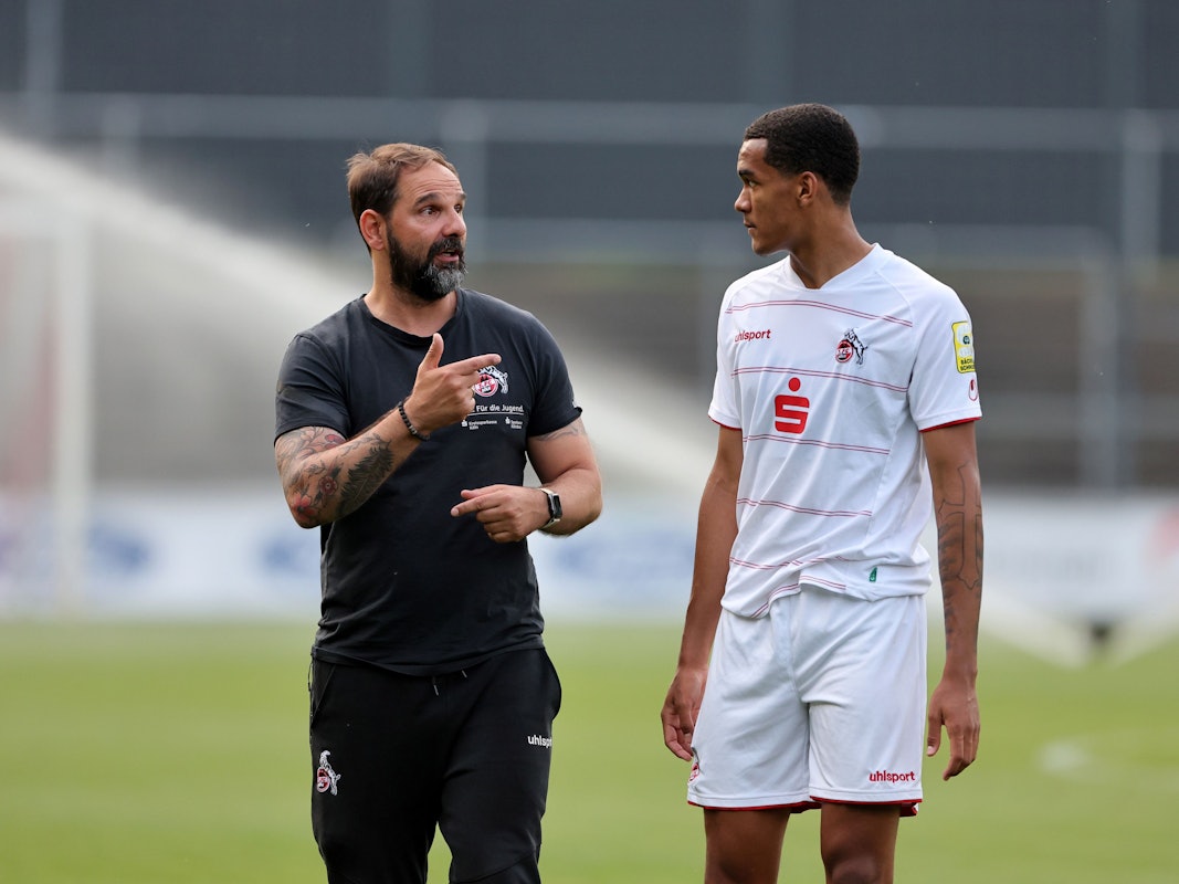 Damion Downs hört Stefan Ruthenbeck aufmerksam zu.