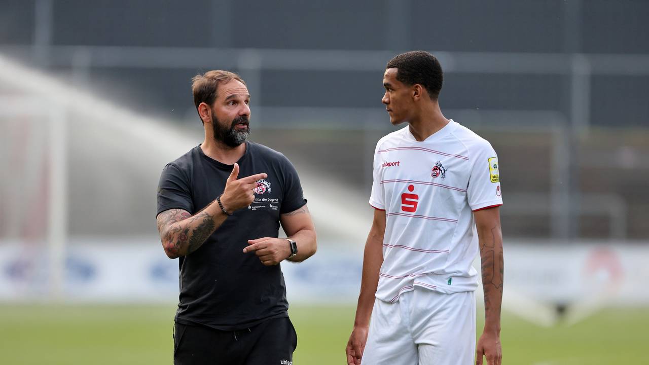 Damion Downs hört Stefan Ruthenbeck aufmerksam zu.