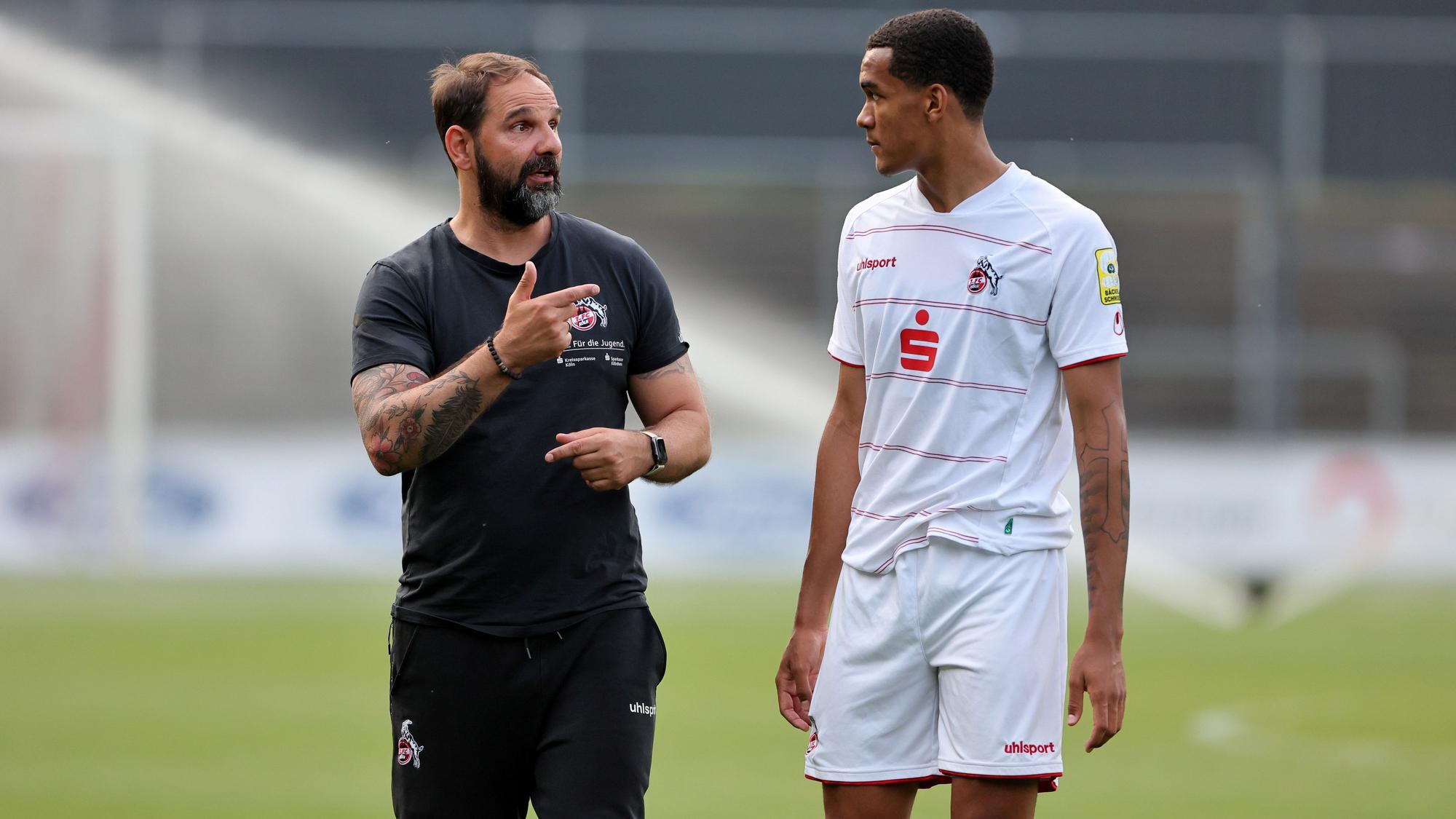 U19-Coach Stefan Ruthenbeck (l.) gemeinsam mit Stürmer Damion Downs, hier am 18. Mai 2022.