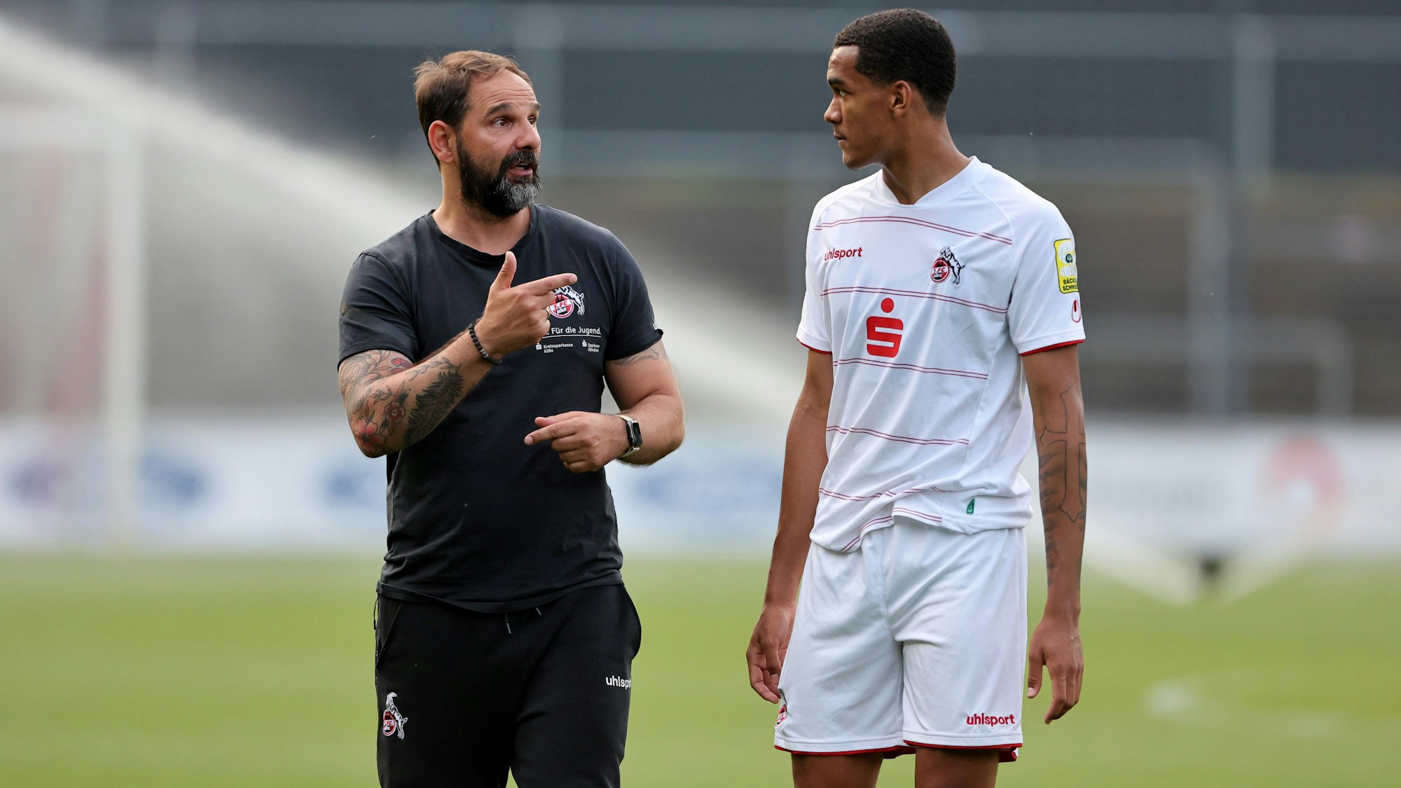 U19-Coach Stefan Ruthenbeck (l.) gemeinsam mit Stürmer Damion Downs, hier am 18. Mai 2022.