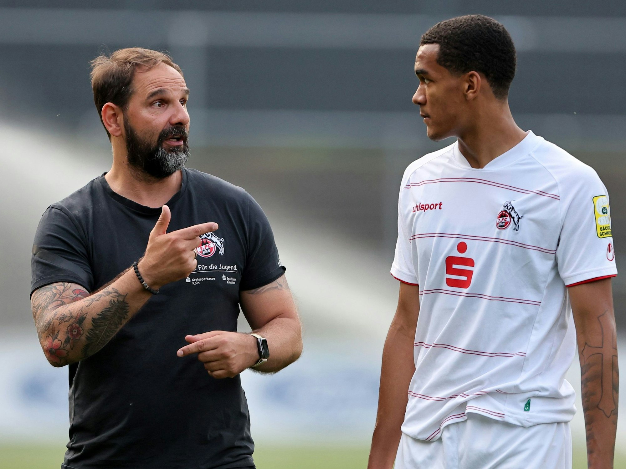 Damion Downs hört Stefan Ruthenbeck aufmerksam zu.