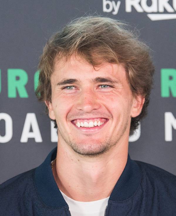Alexander Zverev lächelt in die Kamera.