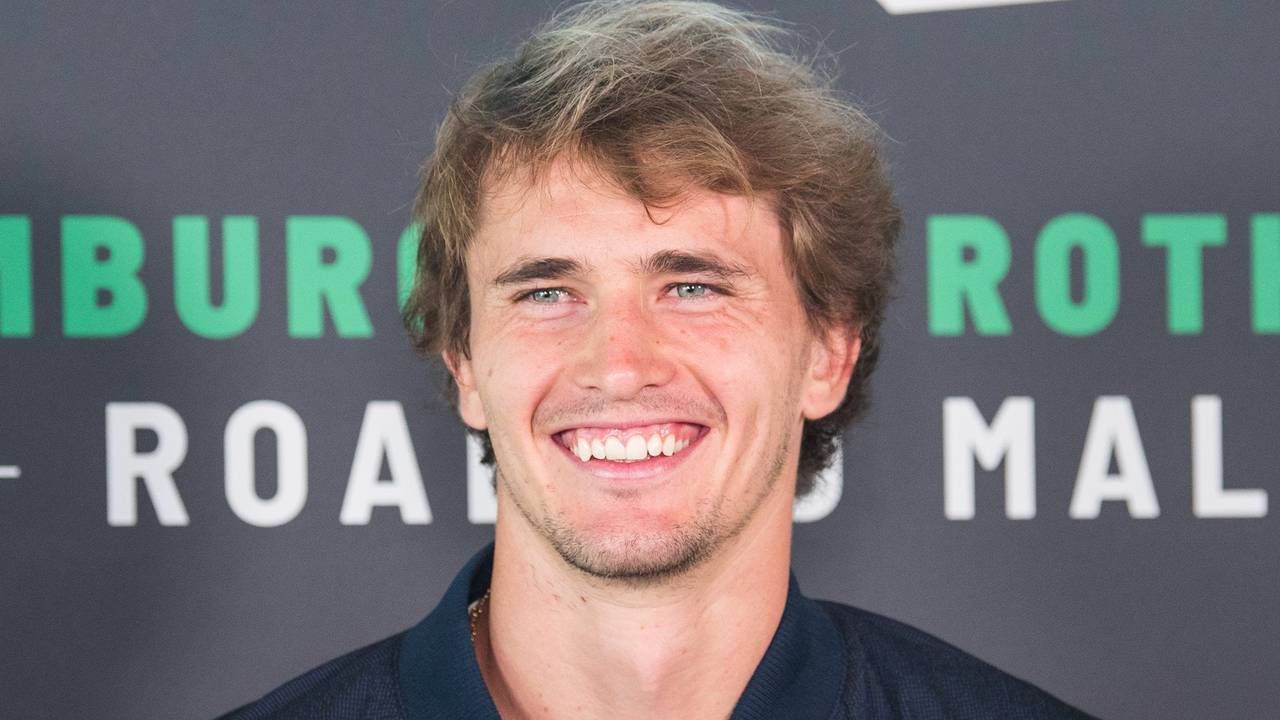 Alexander Zverev lächelt in die Kamera.