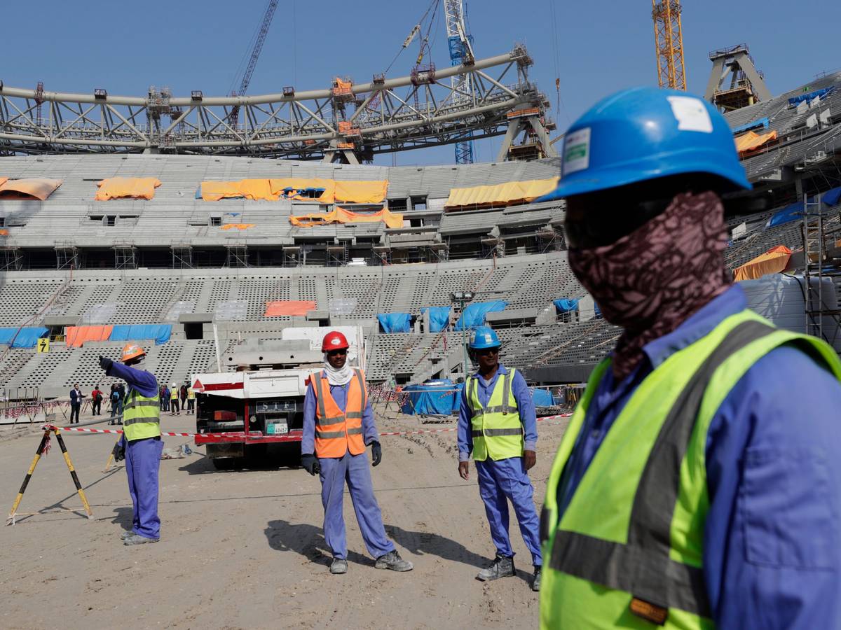 Bauarbeiter stehen im Lusail-Stadion in Katar.
