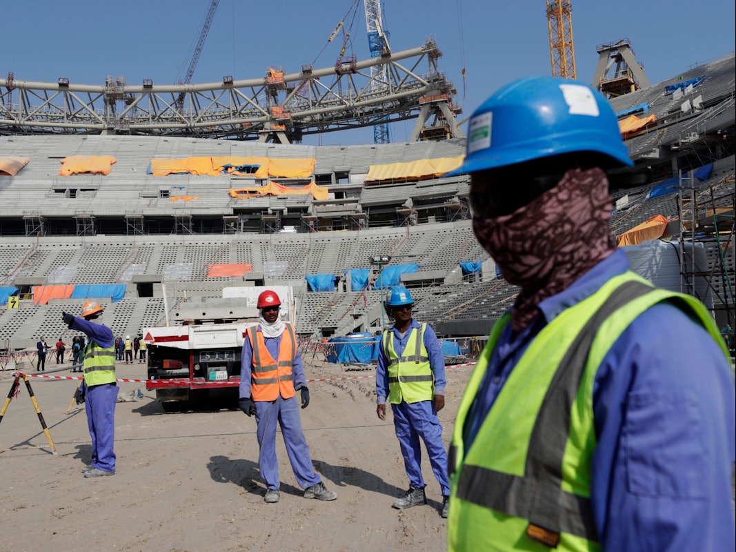 Bauarbeiter stehen im Lusail-Stadion in Katar.