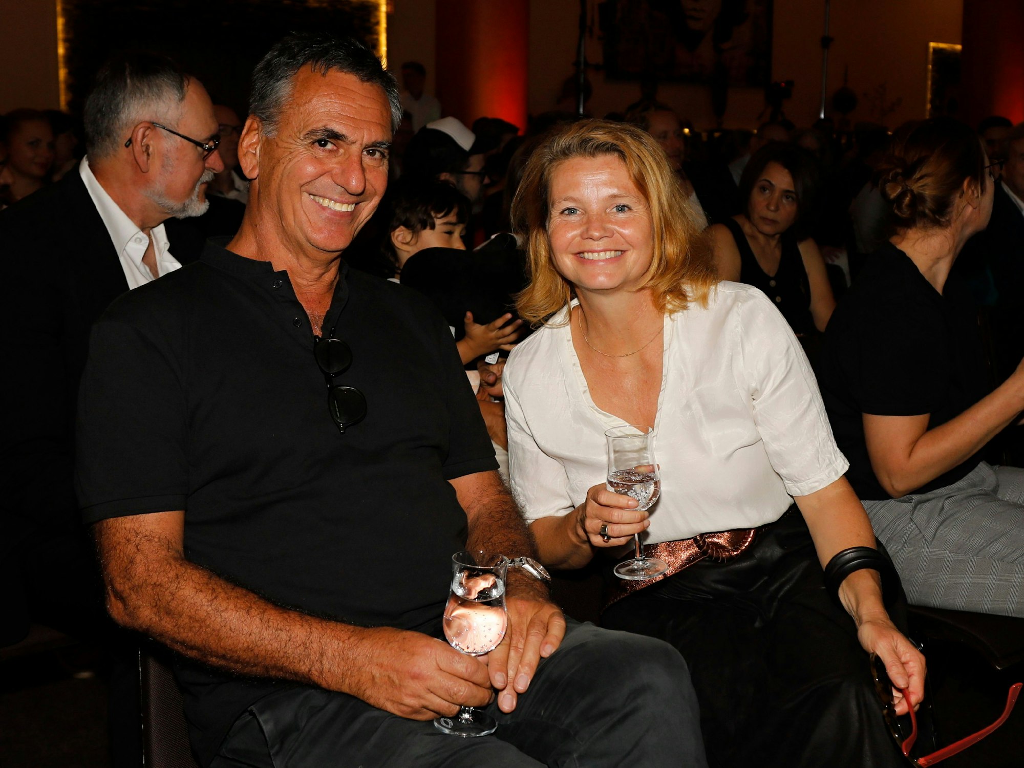 Annette Frier posiert mit ihrem Ehemann Johannes für die Kamera.