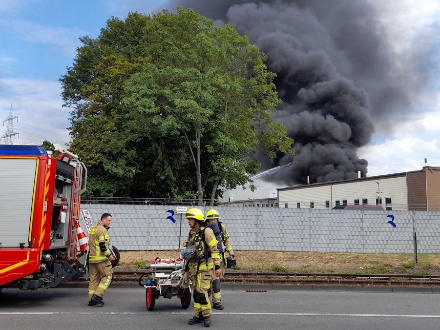 Eine Rauchwolke steht am 22. August 2022 über Troisdorf. Nach Angaben der Feuerwehr brannte eine Lagerhalle eines Kunststoffmaschinenherstellers.