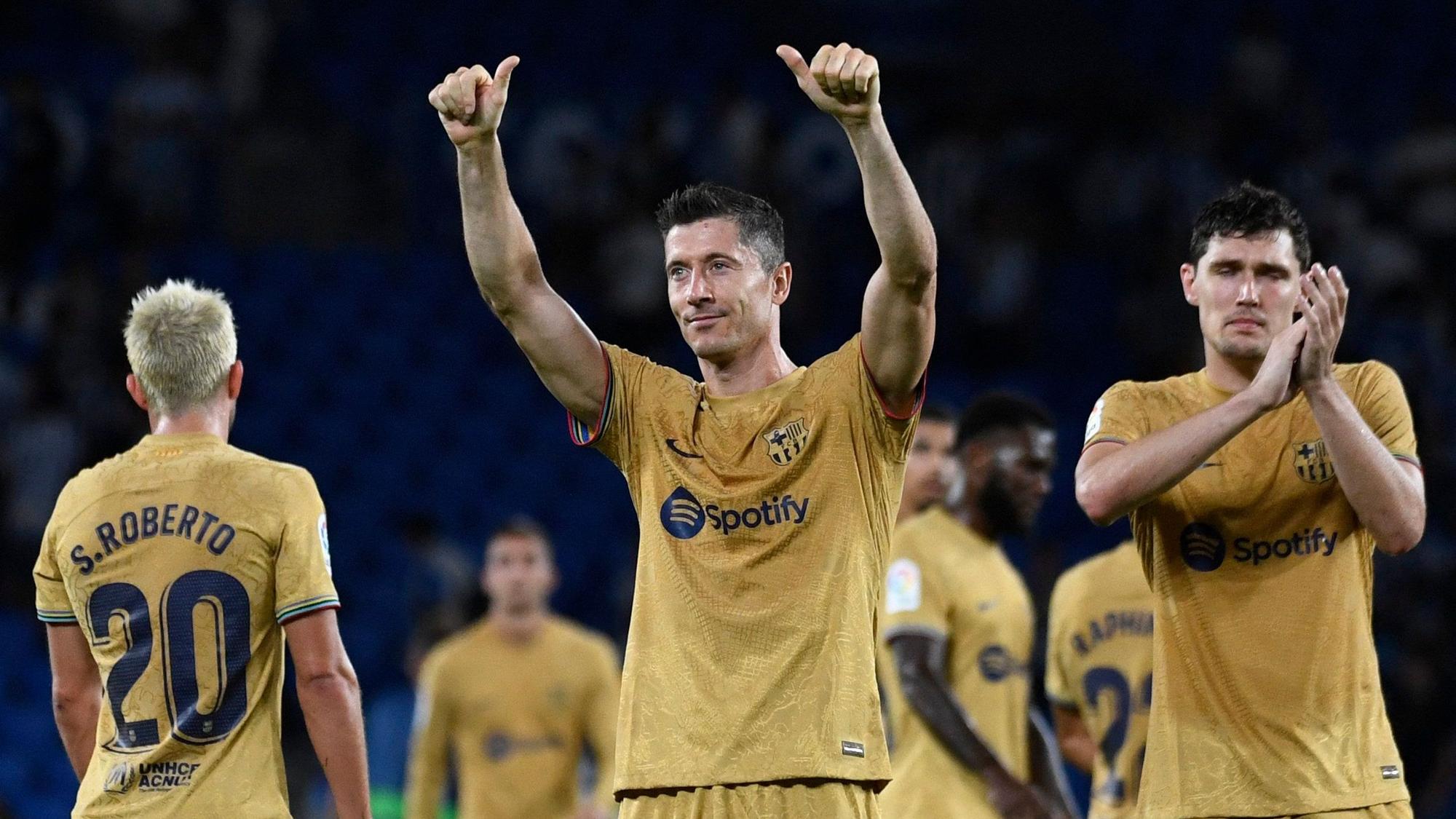 Robert Lewandowski (Mitte) und seine Teamkollegen applaudieren nach dem Spiel gegen Real Sociedad.